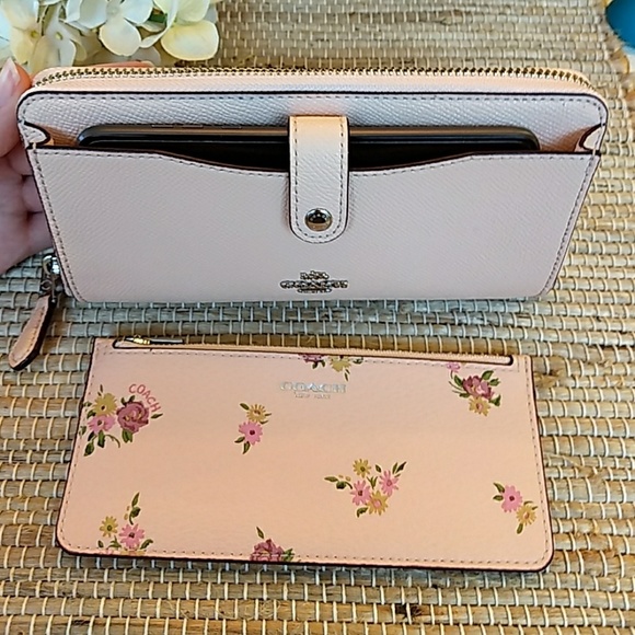 *1 Left* Coach Daisy Multifunction Wallet - Picture 4 of 8